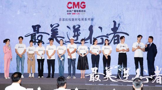 坚守人文底色，共创爆款叙事——《最美逆行者》定档背后，白一骢的初心与匠心